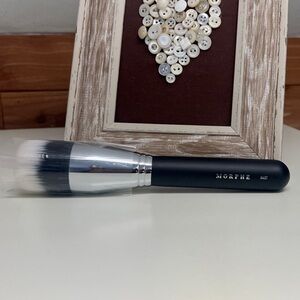 Morphe M457 large dome Makeup Brush